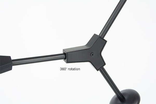 Lampa sufitowa Boston 3-punktowa w kolorze czarnym, z tytanowymi elementami. Ujęcie z bliska, ukazujące mechanizm obrotowy 360°. Widoczny detal z oznaczeniem 360° rotation. Prosta, nowoczesna konstrukcja.