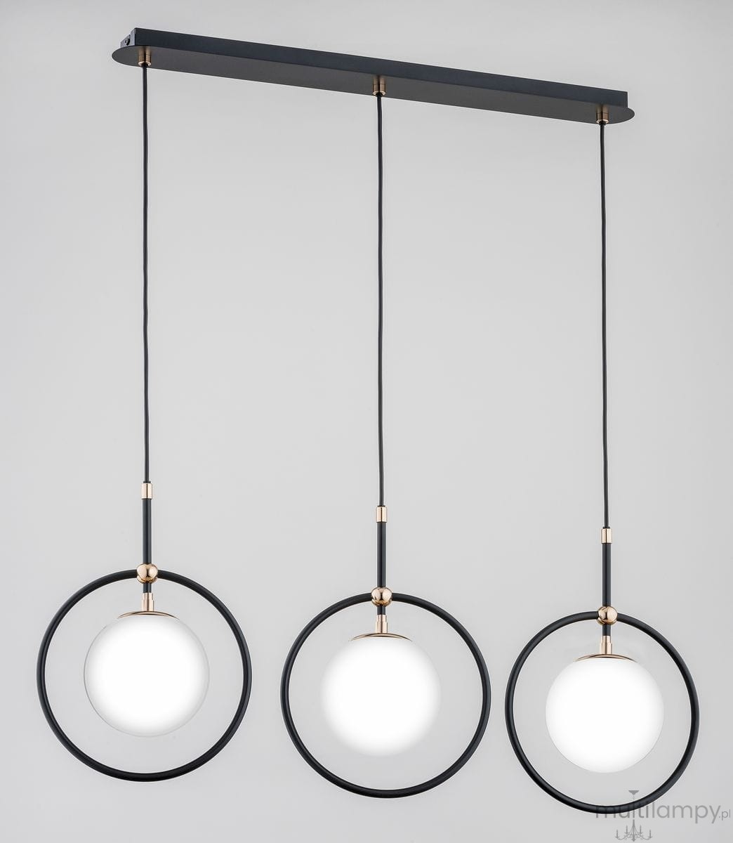 Lampa wisząca Akira 3-punktowa w kolorze czarnym i złotym, składająca się z trzech białych kul w metalowych obręczach, zawieszona na czarnych przewodach z prostokątną podstawą. Idealna do nowoczesnych wnętrz.