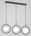 Lampa wisząca Akira 3-punktowa w kolorze czarnym i złotym, składająca się z trzech białych kul w metalowych obręczach, zawieszona na czarnych przewodach z prostokątną podstawą. Idealna do nowoczesnych wnętrz.