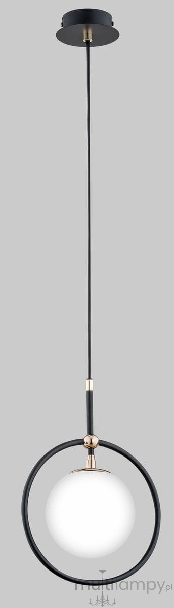Lampa wisząca Akira 1-punktowa, w kolorze czarnym i złotym. Okrągła podstawa z czarnego metalu, biała szklana kula zawieszona na cienkim czarnym przewodzie. Frontalne ujęcie, z widocznym detalem złotego mocowania.