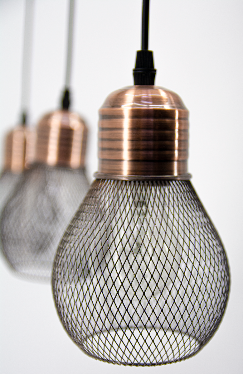 Lampa wisząca Edison 3-punktowa w kolorze czarnym i miedzianym. Widoczne trzy klosze o siatkowej strukturze, miedziane wykończenie na górze. Produkt zawieszony na czarnym przewodzie, w zbliżeniu na detale kloszy. Tło jasne, minimalistyczne.