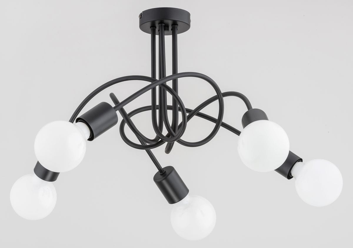 Lupo lampa sufitowa 5-punktowa w kolorze czarnym. Posiada pięć okrągłych, białych kloszy zamocowanych na kręconych ramionach. Ujęcie z dołu, ukazujące konstrukcję i układ lampy. Idealna do nowoczesnych wnętrz.