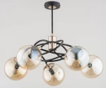 Lampa wisząca Doxa 5-punktowa, czarna z złotymi akcentami. Posiada sześć szklanych kul w odcieniach złota i przejrzystości, zamontowanych na czarnym stelażu. Ujęcie z góry, produkt zwisający z sufitu, na jasnym tle.