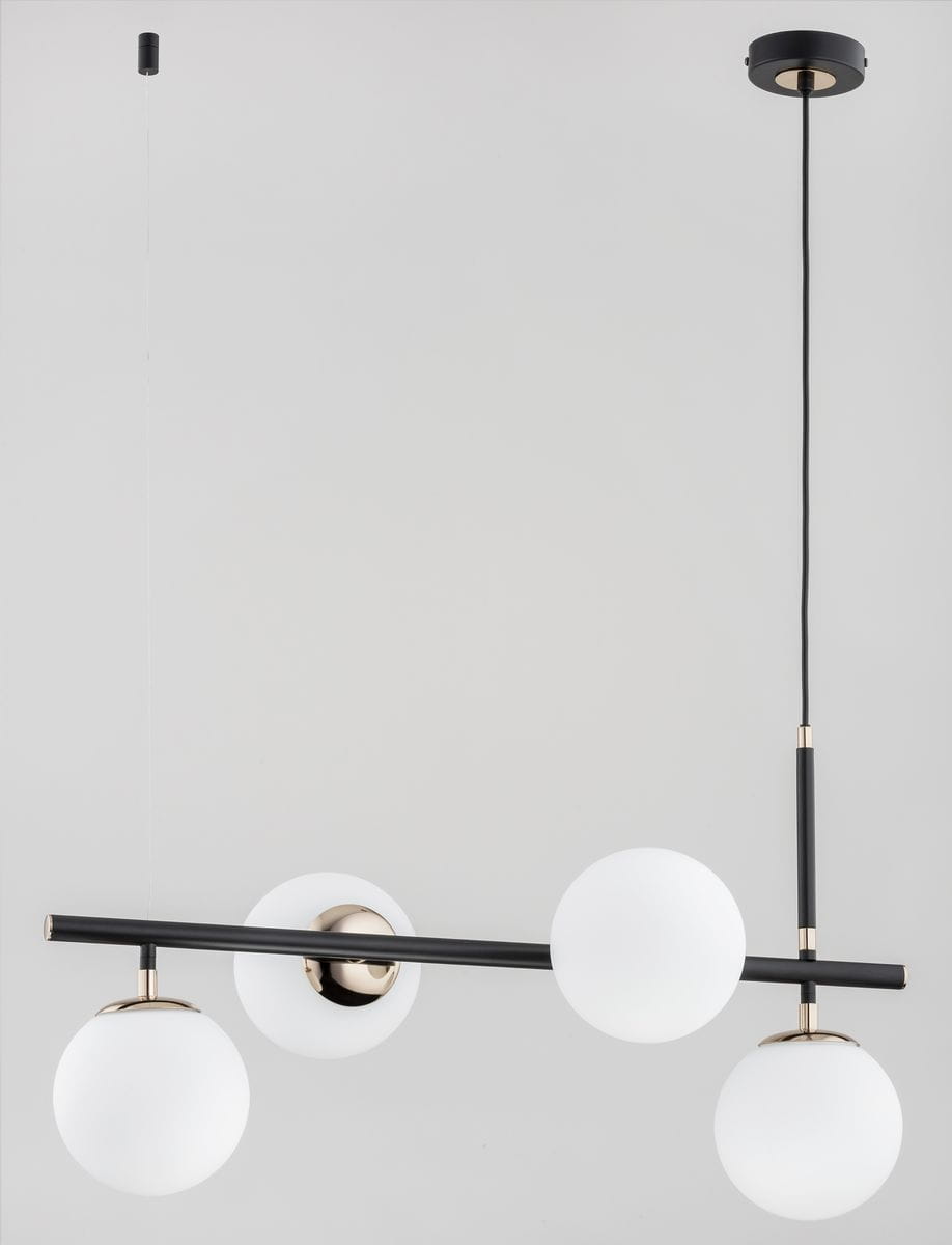 Lampa wisząca Fiore White 4-punktowa, czarna z elementami złotymi, z czterema okrągłymi kloszami z białego szkła. Ujęcie z boku, zwisająca na cienkim kablu, z prostokątną podstawą montażową. Nowoczesny design, idealna do aranżacji wnętrz.
