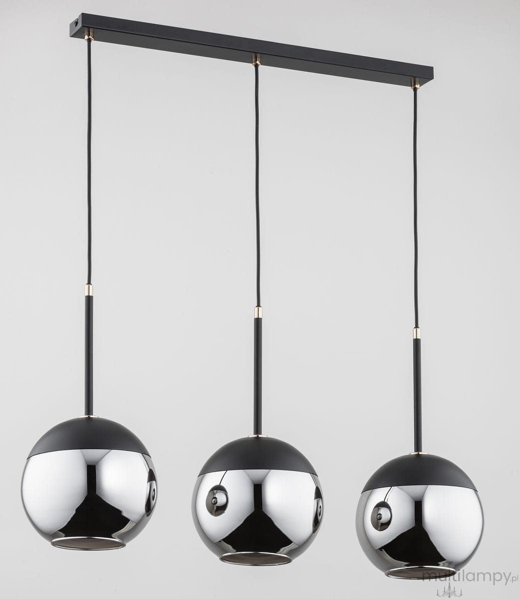 Lampa wisząca Volda 3-punktowa w kolorze czarnym, z trzema okrągłymi kloszami w metalicznym wykończeniu. Utrzymana na czarnym stelażu, z cienkimi przewodami. Klosze mają połyskującą powierzchnię, a każdy z nich zawieszony jest na długim, prostym uchwycie.