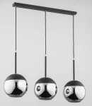 Lampa wisząca Volda 3-punktowa w kolorze czarnym, z trzema okrągłymi kloszami w metalicznym wykończeniu. Utrzymana na czarnym stelażu, z cienkimi przewodami. Klosze mają połyskującą powierzchnię, a każdy z nich zawieszony jest na długim, prostym uchwycie.