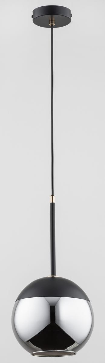 Czarna lampa wisząca Volda 1-punktowa z metalowym kloszem w kształcie kuli i złotym wykończeniem. Zawieszona na cienkim kablu, montowana do sufitu. Prosty, nowoczesny design, idealna do różnych wnętrz.
