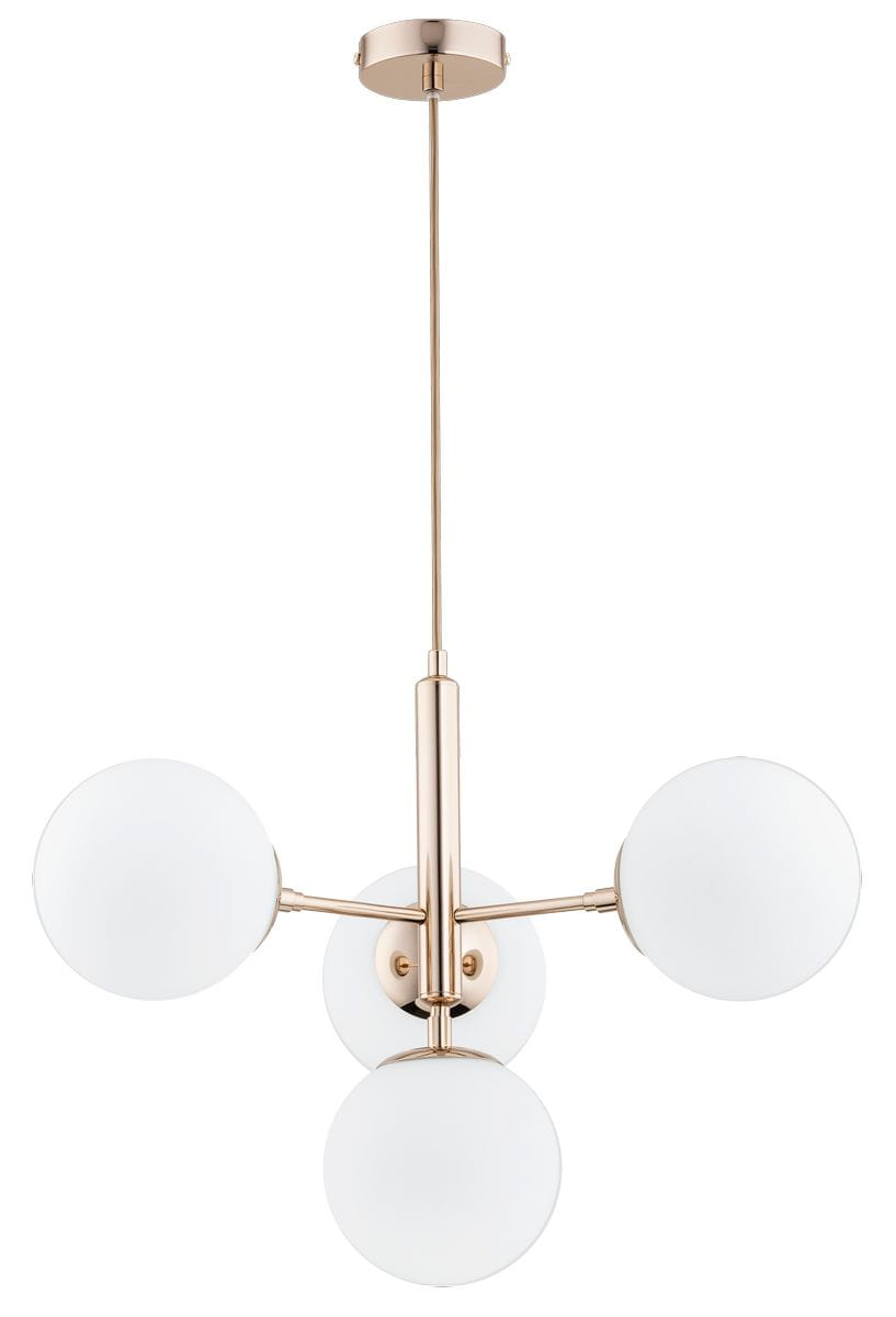 Lampa wisząca Volda Picolo, 4-punktowa, w kolorze złotym. Posiada cztery białe, okrągłe klosze na metalowej konstrukcji. Ujęcie frontalne, z widocznym sufitem i długim zwisem. Elegancki design idealny do nowoczesnych wnętrz.