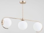 Lampa sufitowa Astana White 3-punktowa w kolorze złotym. Posiada trzy białe, okrągłe klosze na cienkich, złotych ramionach. Ujęcie frontalne, zawieszona na prostym, okrągłym mocowaniu. Tło jasne, neutralne.