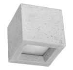 Kinkiet Leo Beton 1-punktowy, wykonany z szarego betonu, o kwadratowej formie z wycięciem na źródło światła. Produkt montowany na ścianie, z gładką, matową powierzchnią, idealny do nowoczesnych wnętrz.