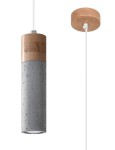 Lampa wisząca 1-punktowa Zane w kolorze szarym, z betonowym cylindrycznym kloszem o teksturowanej powierzchni i drewnianym, okrągłym uchwytem. Zawieszona na białym kablu, z okrągłym mocowaniem sufitowym.