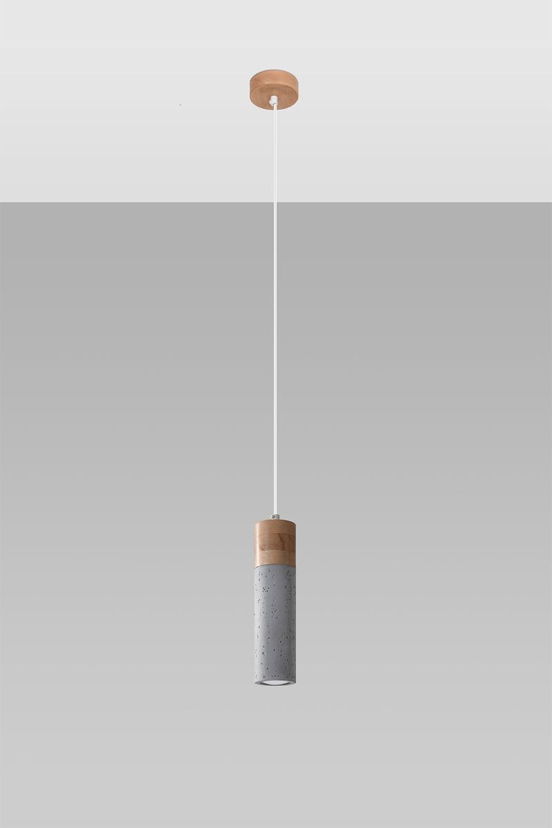 Lampa wisząca Zane 1-punktowa w kolorze szarym z betonowym kloszem i drewnianym wykończeniem. Produkt zawieszony na białym przewodzie, w minimalistycznym stylu, idealny do nowoczesnych aranżacji wnętrz.