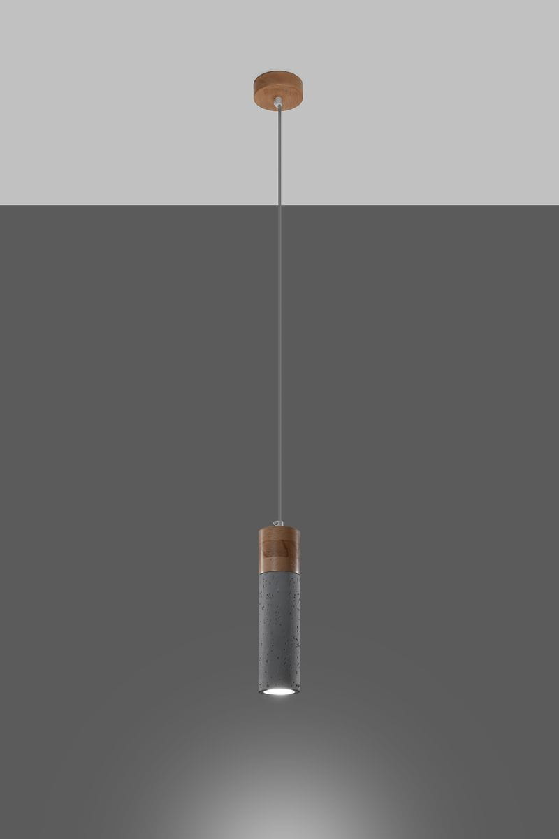 Lampa wisząca Zane 1-punktowa w kolorze szarym z metalowym kloszem i drewnianym wykończeniem. Zawieszona na cienkim przewodzie, z widocznym źródłem światła na dole. Tło w odcieniach szarości, podkreślające minimalistyczny styl.