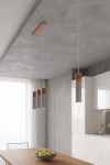 Lampa wisząca Zane w kolorze szarym z betonowym kloszem i drewnianym wykończeniem. Zawieszona na białych linkach, umieszczona na drewnianej podstawie. Widoczna w nowoczesnej aranżacji wnętrza kuchennego, nad drewnianym stołem z misą owoców.