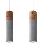 Lampa wisząca Zane 2-punktowa w kolorze szarym. Składa się z dwóch cylindrycznych kloszy z betonu o chropowatej fakturze, z górnymi elementami z drewna. Produkt zawieszony na białym przewodzie, idealny do nowoczesnych wnętrz.