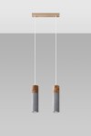 Lampa wisząca Zane 2-punktowa w odcieniu szarym z betonowymi cylindrami i drewnianymi elementami. Zawieszona na dwóch białych przewodach, montowana na prostokątnej drewnianej podstawie. Prosta, nowoczesna forma, idealna do różnych aranżacji wnętrz.