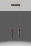 Lampa wisząca Zane 2-punktowa w kolorze szarym, z dwoma cylindrycznymi kloszami z betonu z drewnianymi detalami u góry. Utrzymana w formacie wiszącym, zawieszona na cienkich linkach, na jednolitym tle.