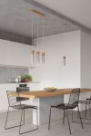 Lampa wisząca Zane 3-punktowa w odcieniu szarym z drewnianymi akcentami. Zawieszona na białych linkach, składa się z trzech cylindrycznych kloszy. W tle nowoczesna kuchnia z drewnianym stołem i czarnymi krzesłami. Tło jasne, minimalistyczne.