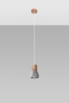 Lampa wisząca Qubic 1-punktowa w kolorze szarym z betonowym kloszem i drewnianym uchwytem. Zawieszona na białym kablu, w prostym, nowoczesnym stylu. Widok z przodu na całość lampy.