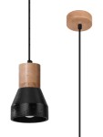 Czarna lampa wisząca Qubic z drewnianym uchwytem, z metalowym kloszem o zaokrąglonym kształcie. Zawieszona na cienkim, czarnym przewodzie, z drewnianą podsufitką. Idealna do nowoczesnych wnętrz.