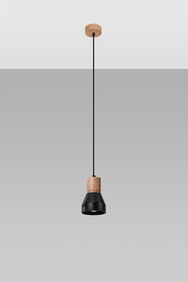Czarna lampa wisząca Qubic z drewnianym mocowaniem. Kształt stożkowaty, zwisająca na cienkim przewodzie. Wykończenie matowe, z wyraźnymi teksturami. Produkt zawieszony w centralnej pozycji na jednolitym tle.