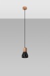 Czarna lampa wisząca Qubic z drewnianym mocowaniem. Kształt stożkowaty, zwisająca na cienkim przewodzie. Wykończenie matowe, z wyraźnymi teksturami. Produkt zawieszony w centralnej pozycji na jednolitym tle.