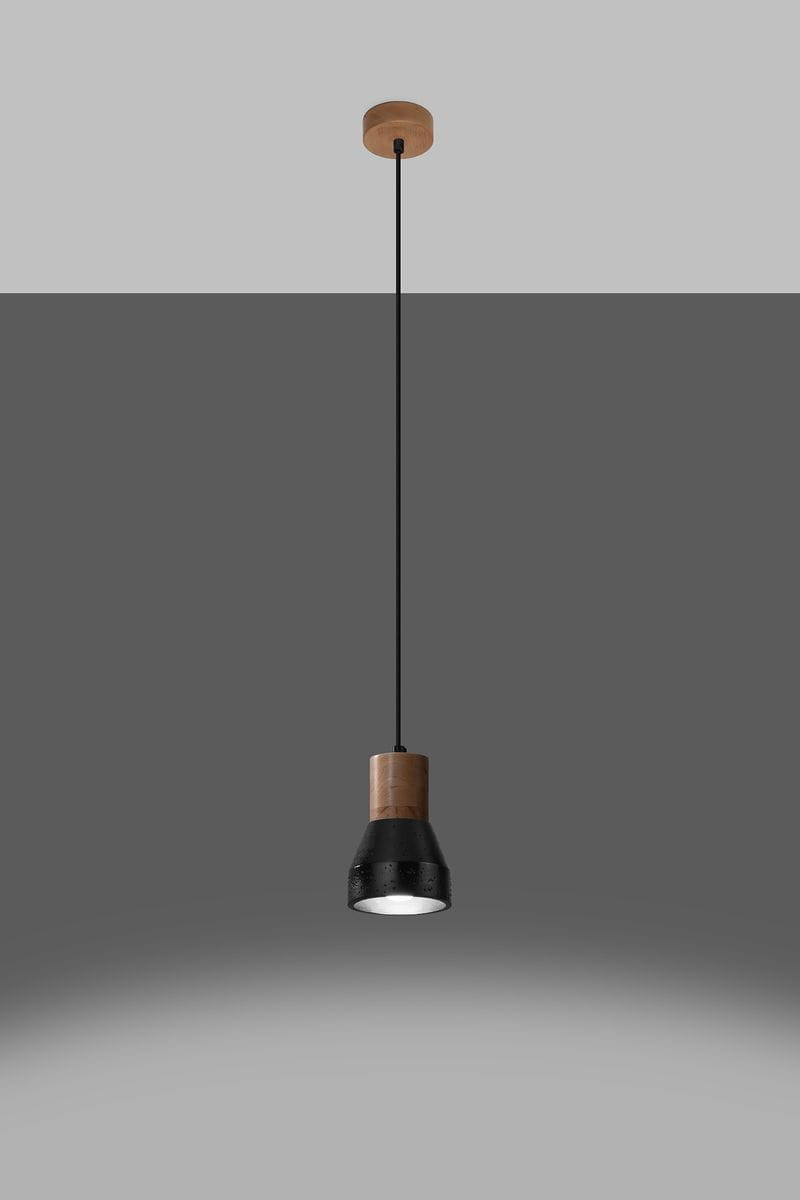 Czarna lampa wisząca Qubic z drewnianym detalem, w kształcie stożka, zawieszona na cienkim, czarnym przewodzie. Lampa ma matową powierzchnię oraz mlecznobiałą oprawę, emitującą światło ku dołowi. Tło szare, minimalistyczne.