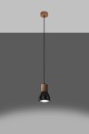 Czarna lampa wisząca Qubic z drewnianym detalem, w kształcie stożka, zawieszona na cienkim, czarnym przewodzie. Lampa ma matową powierzchnię oraz mlecznobiałą oprawę, emitującą światło ku dołowi. Tło szare, minimalistyczne.