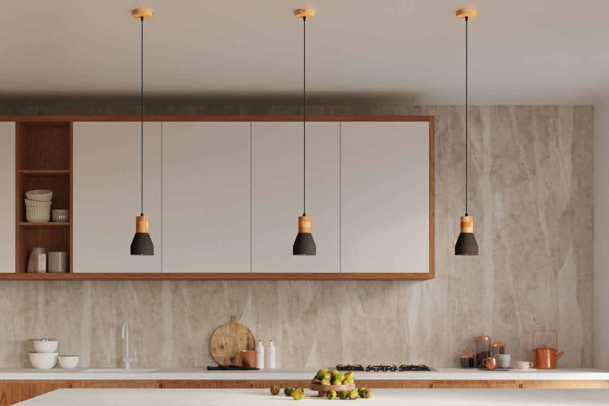 Czarna lampa wisząca Qubic z drewnianym detalem, zawieszona na cienkim przewodzie. Kształt stożkowy z matowej powierzchni, umieszczona w nowoczesnej kuchni na tle jasnych szafek i marmurowej ściany.