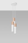 Lampa wisząca Pablo 3-punktowa w kolorze białym z drewnianymi akcentami. Składa się z trzech cylindrycznych kloszy zawieszonych na białych linkach, umocowanych do okrągłej podstawy. Ujęcie frontalne, na jednolitym tle.