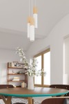 Lampa wisząca Pablo 3-punktowa w kolorze białym z drewnianymi elementami. Zawieszona w poziomie, składa się z trzech cylindrycznych kloszy, wiszących na cienkich sznurach. Tło stanowi jasne wnętrze z oknami i meblami w minimalistycznym stylu.