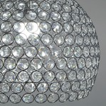 Lampa wisząca Astra 1-punktowa w chromowanej obudowie, z okrągłym kloszem pokrytym lśniącymi kryształkami. Zbliżenie na detal klosza, ukazujące jego przezroczystą fakturę oraz efektowne odbicia światła.