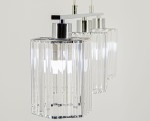 Lampa wisząca Luksor 3-punktowa w chromowanym wykończeniu, z trzema prostokątnymi kloszami z przezroczystego szkła z wyraźnymi żeberkami. Klosze zamontowane na metalowej belce w kolorze chromu, oświetlenie w stylu nowoczesnym.