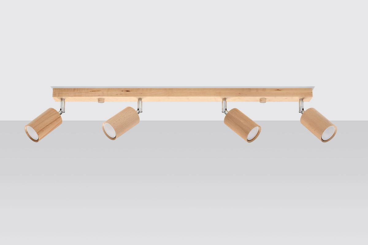 Lampa sufitowa Berg 4-punktowa SL.1042 z drewnianymi kloszami w jasnym kolorze, zamontowana na prostokątnej, metalowej podstawie. Klosze ustawione pod kątem, co umożliwia skierowanie światła. Tło w jasnym odcieniu, podkreślające design.
