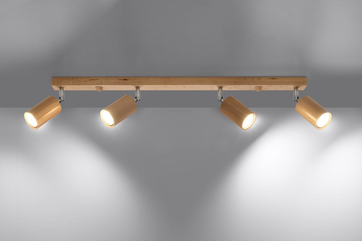Czteropunktowa lampa sufitowa Berg SL.1042 z drewnianym uchwytem. Oświetlenie w kształcie cylindrycznych reflektorów w kolorze naturalnego drewna, zamocowane na metalowych przegubach, emitujące jasne światło. Ujęcie frontalne, na szarym tle.