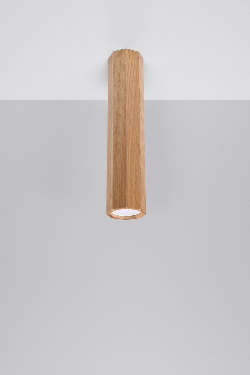 Lampa sufitowa Zeke H30 w kształcie cylindrycznym, wykonana z drewna dębowego. Widoczna z góry, zawieszona na suficie, z otwartym kloszem na dole. Tło w jasnoszarym kolorze, co podkreśla naturalny wygląd lampy.