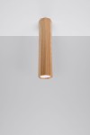 Lampa sufitowa Zeke H30 w kształcie cylindrycznym, wykonana z drewna dębowego. Widoczna z góry, zawieszona na suficie, z otwartym kloszem na dole. Tło w jasnoszarym kolorze, co podkreśla naturalny wygląd lampy.