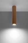 Lampa sufitowa Zeke H30 w kolorze dębu, o cylindrycznym kształcie, zawieszona na suficie. Emituje światło skierowane w dół, na szarym tle. Widoczna jest faktura drewna oraz otwór na żarówkę u dołu lampy.
