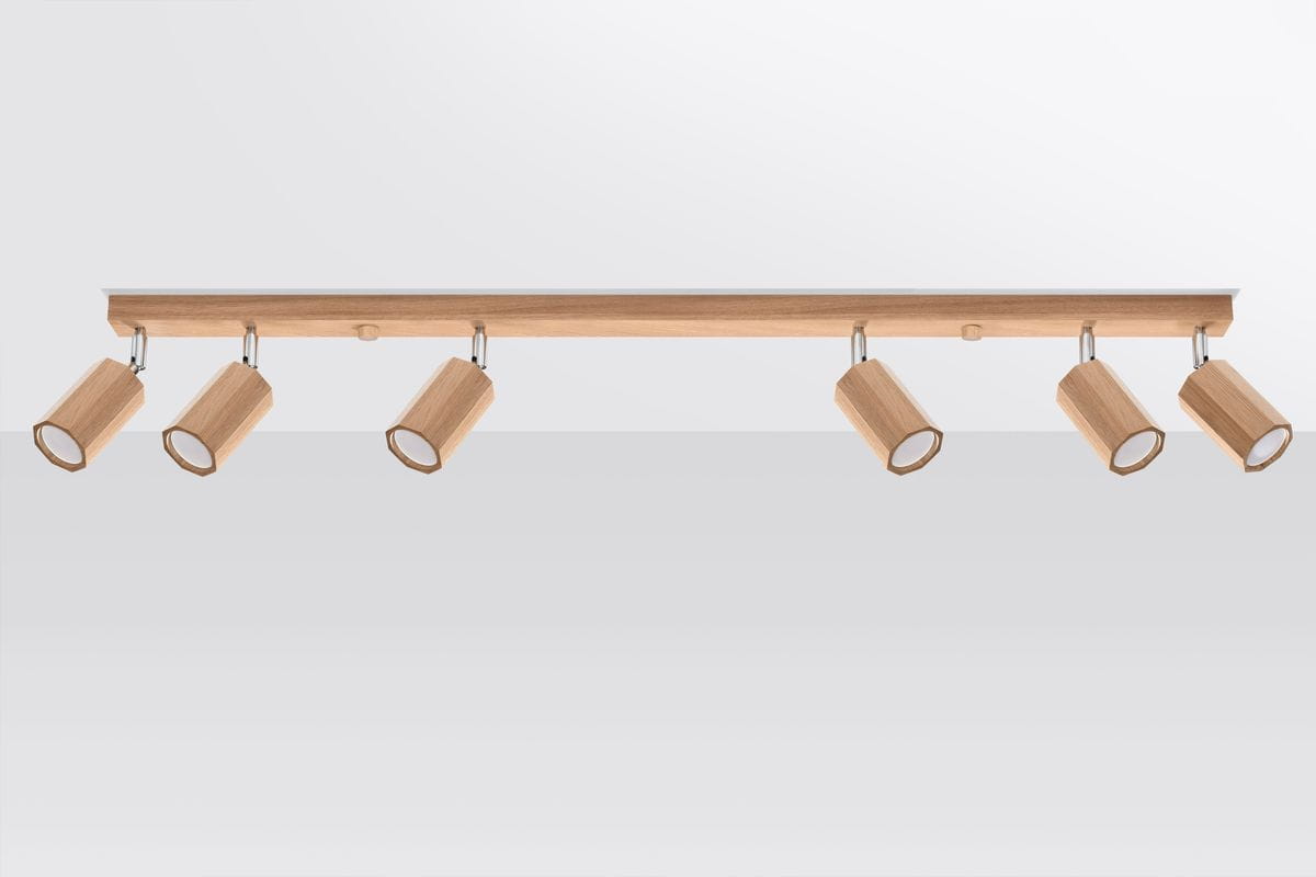 Lampa sufitowa Zeke, 6-punktowa, z drewnianym stelażem i cylindrycznymi reflektorami w naturalnym kolorze. Reflektory zawieszone na metalowych uchwytach, umieszczone na długiej, prostej listwie. Ujęcie frontalne na białym tle.