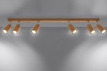 Lampa sufitowa Zeke, 6-punktowa, z drewnianym kloszem, zamontowana na prostokątnej belce. Klosze skierowane w różne strony, emitujące ciepłe światło. Tło szare, minimalistyczne.