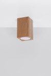 Lampa sufitowa Keke H10 w kształcie sześcianu z dębowego drewna, montowana pod sufitem. Wbudowane okrągłe źródło światła z białą osłoną. Tło jasne, minimalistyczne.