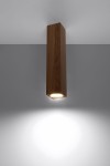 Lampa sufitowa Keke H30 w kolorze dębu, o prostokątnym kształcie, zamontowana na suficie. Emituje światło z jednego źródła, tworząc efektowne oświetlenie. Tło w odcieniach szarości podkreśla naturalny wygląd drewna.