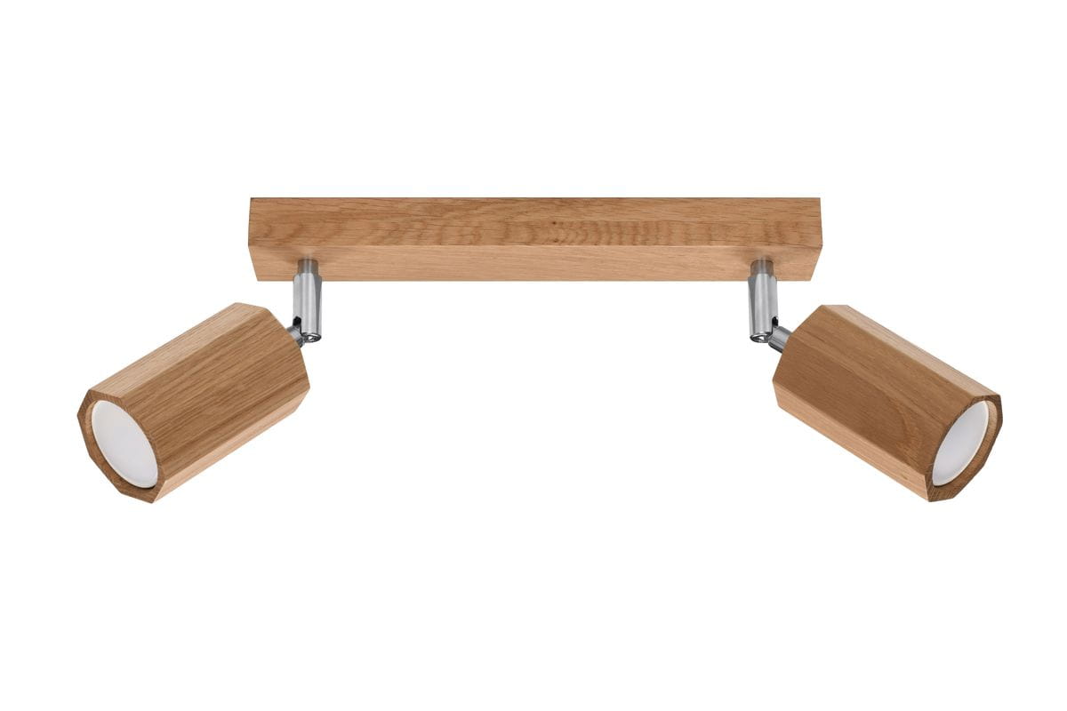Lampa sufitowa Zeke, 2-punktowa, z drewnianą bazą w kolorze naturalnego drewna. Obie lampy mają geometryczny kształt i są zamocowane na metalowych przegubach, umożliwiających regulację kierunku światła.