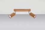 Lampa sufitowa Zeke, 2-punktowa, w kolorze naturalnego drewna. Posiada dwa regulowane reflektory w kształcie cylindrycznym, zamontowane na prostokątnej podstawie. Ujęcie frontalne, na jednolitym tle.