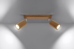 Lampa sufitowa Zeke 2-punktowa, z drewnianą, jasną podstawą i dwoma cylindrycznymi kloszami w odcieniu naturalnego drewna. Klosze są ruchome, zamontowane na chromowanych mocowaniach, emitując ciepłe światło na neutralnym tle.