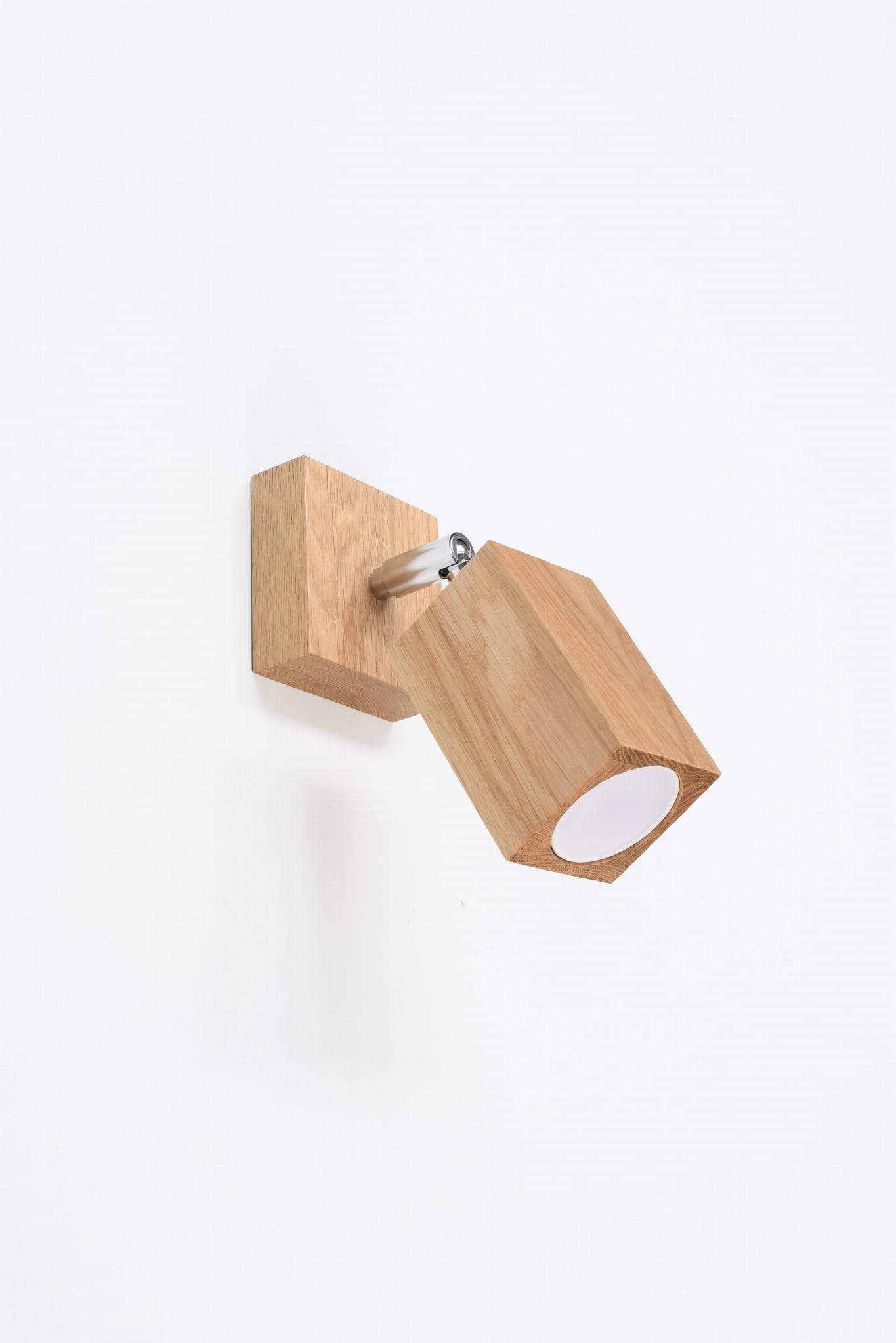 Keke kinkiet 1-punktowy w kolorze dębowym, o geometrycznym kształcie, zamontowany na ścianie. Lampa ma regulowany klosz z białą osłoną, wykonana z drewna, stonowany design, idealna do nowoczesnych wnętrz.