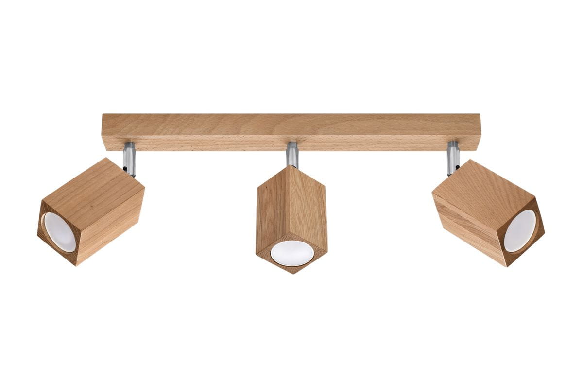 Lampa sufitowa Keke 3-punktowa SL.1037 w kolorze naturalnego drewna z trzema geometrycznymi kloszami. Ułożona poziomo na drewnianej belce, klosze skierowane w różne strony, tworząc nowoczesne oświetlenie. W tle jednolite, jasne.