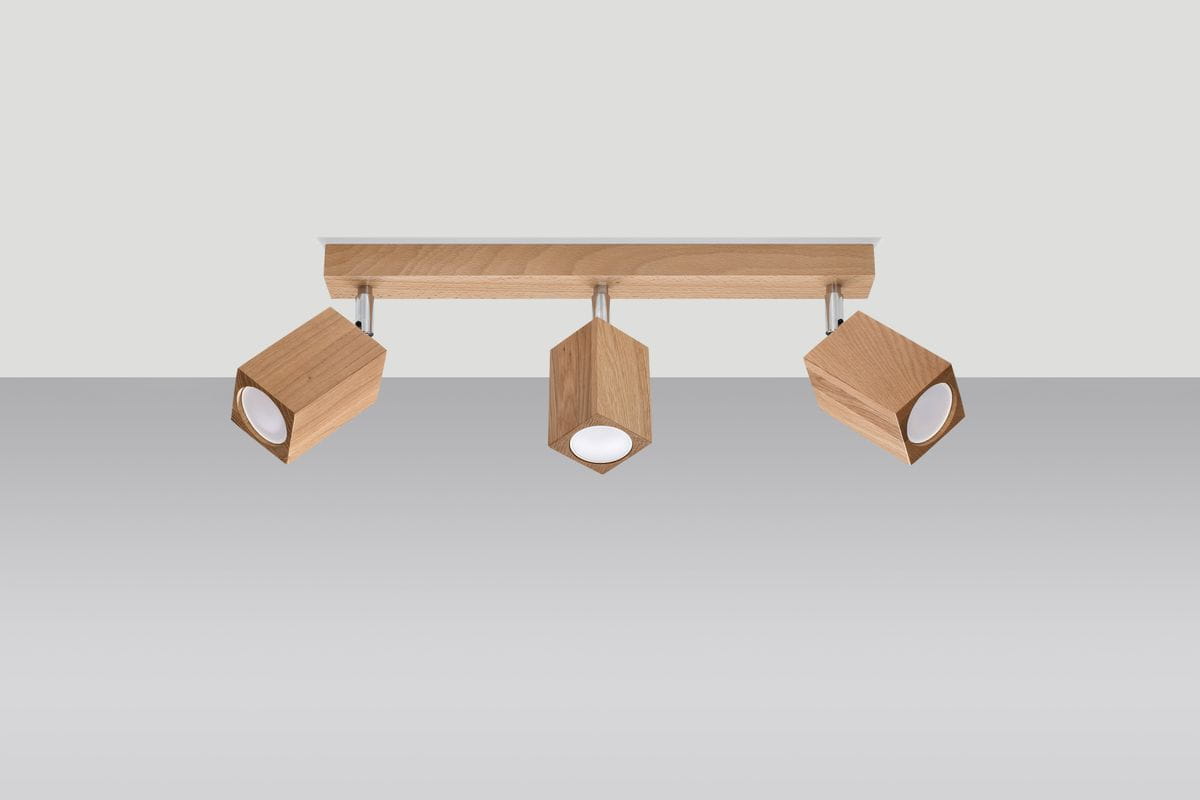 Lampa sufitowa Keke SL.1037, 3-punktowa, z drewnianymi kloszami w kształcie heksagonu. Ułożona poziomo na metalowej listwie, z widocznymi białymi źródłami światła. Tło jasnoszare, minimalistyczne.