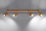 Czteropunktowa lampa sufitowa Keke SL.1038 z drewnianą, prostokątną belką i czterema ruchomymi punktami świetlnymi w formie sześcianów. Ujęcie frontalne, lampa zamontowana na szarym tle.