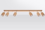Lampa sufitowa Keke 6-punktowa w formie spotów, z drewnianymi, prostokątnymi oprawami w kolorze jasnego dębu. Ułożona poziomo na metalowej listwie, z możliwością regulacji kąta świecenia. Tło jasnoszare, jednolite.